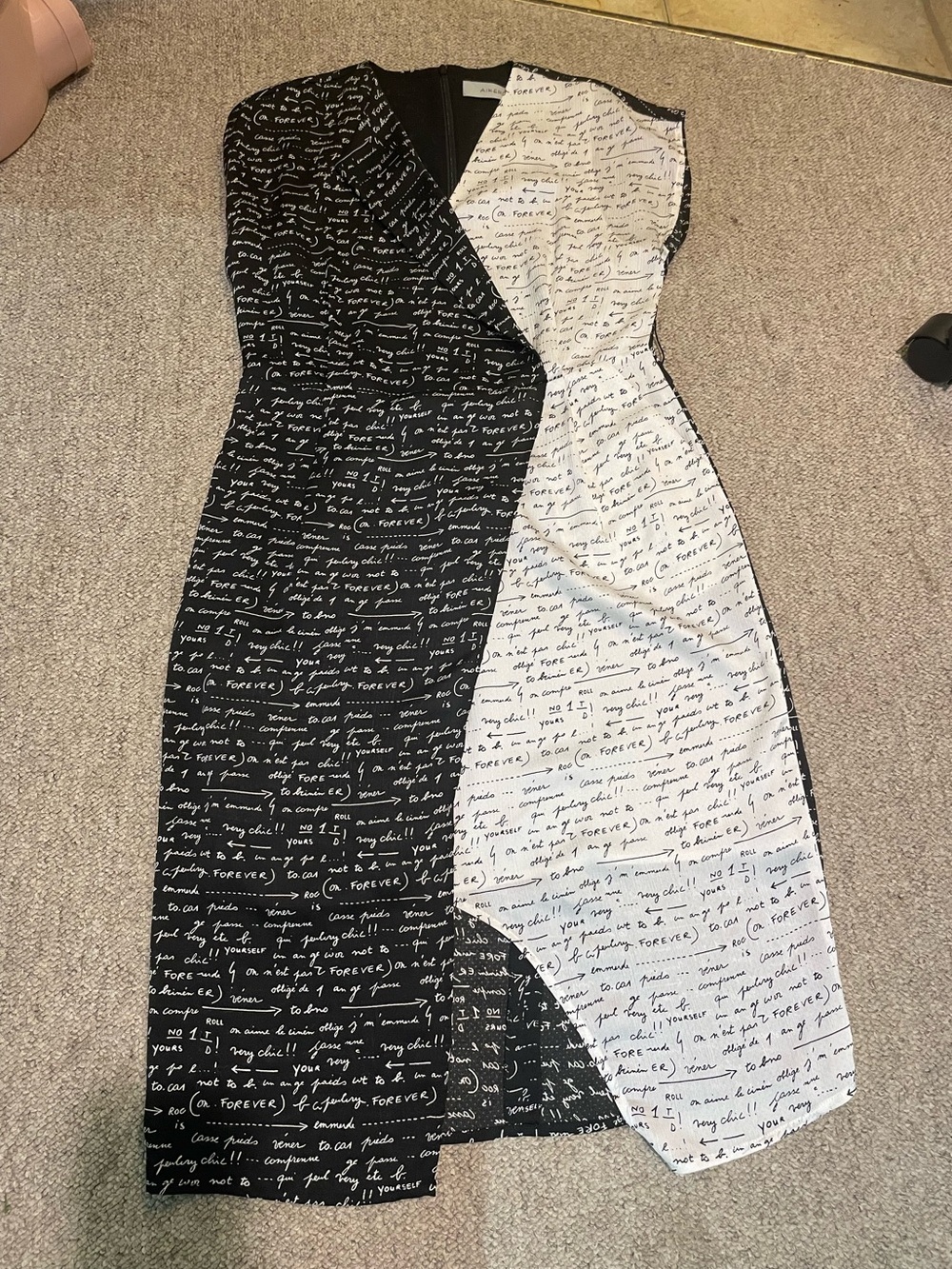 Aikerl
Two-Tone Black & White Script Print Sheath Dress